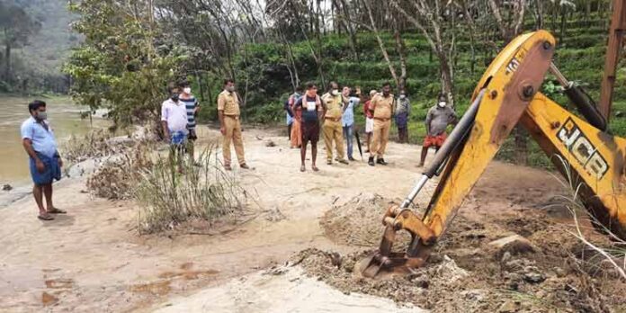 വെള്ളപ്പൊക്കം ; ഒറ്റപ്പെട്ട കുരുമ്പന്മൂഴിയിലേക്ക് പാതയൊരുക്കി ഫയര് ഫോഴ്സ് വെള്ളപ്പൊക്കം ; ഒറ്റപ്പെട്ട കുരുമ്പന്മൂഴിയിലേക്ക് പാതയൊരുക്കി ഫയര് ഫോഴ്സ്