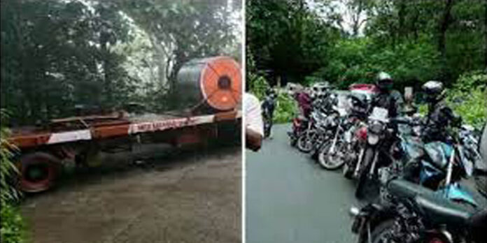 ലോറികൾ നീക്കി ; മണ്ണാര്ക്കാട് അട്ടപ്പാടി റൂട്ടില് ഗതാഗതം പുനസ്ഥാപിച്ചു ലോറികൾ നീക്കി ; മണ്ണാര്ക്കാട് അട്ടപ്പാടി റൂട്ടില് ഗതാഗതം പുനസ്ഥാപിച്ചു