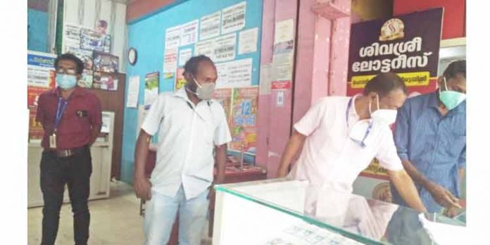 ലോട്ടറി വിപണന കേന്ദ്രങ്ങളില് മിന്നല് പരിശോധന ലോട്ടറി വിപണന കേന്ദ്രങ്ങളില് മിന്നല് പരിശോധന