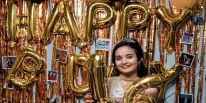 പതിനാറാം ജന്മദിനം ആഘോഷമാക്കി ; ഫോട്ടോ പങ്കുവെച്ച് മീനാക്ഷി പതിനാറാം ജന്മദിനം ആഘോഷമാക്കി ; ഫോട്ടോ പങ്കുവെച്ച് മീനാക്ഷി