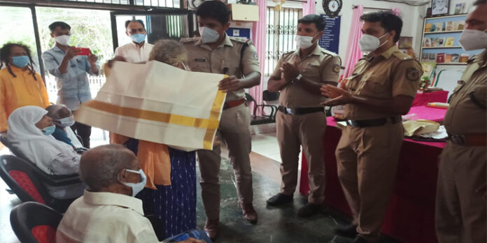 വയോജനദിനത്തിൽ അമ്മമാർക്ക് ആദരവുമായി ജനമൈത്രി പോലീസ് വയോജനദിനത്തിൽ അമ്മമാർക്ക് ആദരവുമായി ജനമൈത്രി പോലീസ്