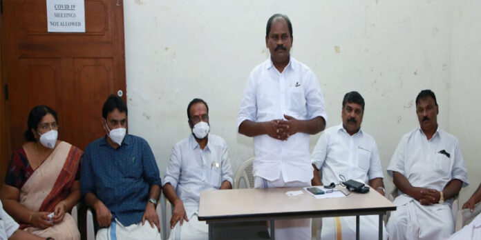 കോൺഗ്രസ് യൂണിറ്റ് കമ്മറ്റികൾക്ക് പതാകകൾ കൈമാറി കോൺഗ്രസ് യൂണിറ്റ് കമ്മറ്റികൾക്ക് പതാകകൾ കൈമാറി