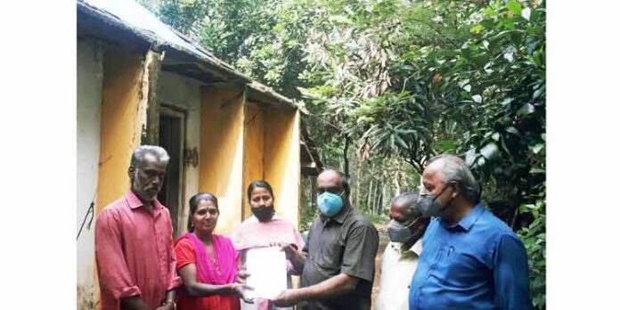 മുഖ്യമന്ത്രിയുടെ ഓഫീസ് ഇടപ്പെട്ടു ; ചോർന്നൊലിക്കാത്ത കൂരയ്ക്ക് കീഴിൽ അഞ്ജലിക്കും അഞ്ജനയ്ക്കും പഠനം തുടരാം മുഖ്യമന്ത്രിയുടെ ഓഫീസ് ഇടപ്പെട്ടു ; ചോർന്നൊലിക്കാത്ത കൂരയ്ക്ക് കീഴിൽ അഞ്ജലിക്കും അഞ്ജനയ്ക്കും പഠനം തുടരാം