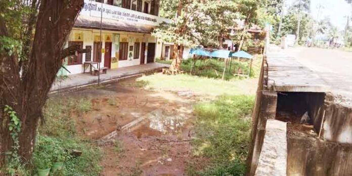 കലുങ്കു നിര്മ്മാണം സ്കൂള് മുറ്റത്തെ ചെളിക്കുളമാക്കി ; തിരുവാഭരണ പാത തകരുന്നതിനും കാരണമാവുമെന്ന് നാട്ടുകാര് കലുങ്കു നിര്മ്മാണം സ്കൂള് മുറ്റത്തെ ചെളിക്കുളമാക്കി ; തിരുവാഭരണ പാത തകരുന്നതിനും കാരണമാവുമെന്ന് നാട്ടുകാര്