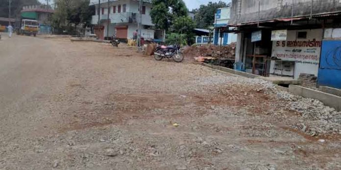 പുനലൂർ – മൂവാറ്റുപുഴ പാത നിർമ്മാണം വൈകുന്നത് ശബരിമല തീർത്ഥാടനത്തെ ബാധിക്കും പുനലൂർ – മൂവാറ്റുപുഴ പാത നിർമ്മാണം വൈകുന്നത് ശബരിമല തീർത്ഥാടനത്തെ ബാധിക്കും