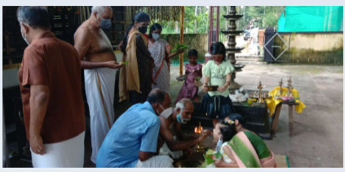 അറിവിന്റെ ആദ്യക്ഷരം കുറിച്ച് കുരുന്നുകള് ; ക്ഷേത്രങ്ങളില് വന് ഭക്തജനത്തിരക്ക് അറിവിന്റെ ആദ്യക്ഷരം കുറിച്ച് കുരുന്നുകള് ; ക്ഷേത്രങ്ങളില് വന് ഭക്തജനത്തിരക്ക്