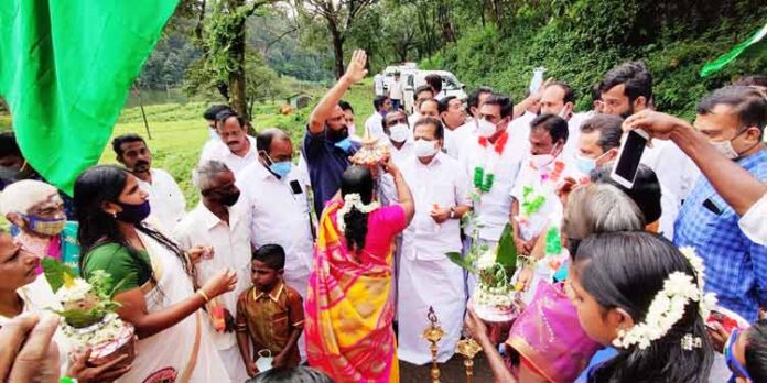 ഗവിയുടെ ഹൃദയം തൊട്ടറിഞ്ഞ് രമേശ് ചെന്നിത്തലയുടെ ഗാന്ധി ഗ്രാമം പരിപാടി ഗവിയുടെ ഹൃദയം തൊട്ടറിഞ്ഞ് രമേശ് ചെന്നിത്തലയുടെ ഗാന്ധി ഗ്രാമം പരിപാടി