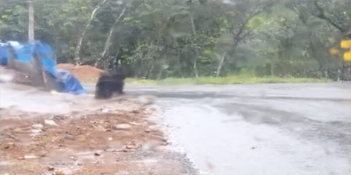 മടത്തുംചാല്-മുക്കൂട്ടുതറ റോഡില് കൈയ്യേറ്റം ; ആരോപണവുമായി നാട്ടുകാർ രംഗത്ത് മടത്തുംചാല്-മുക്കൂട്ടുതറ റോഡില് കൈയ്യേറ്റം ; ആരോപണവുമായി നാട്ടുകാർ രംഗത്ത്