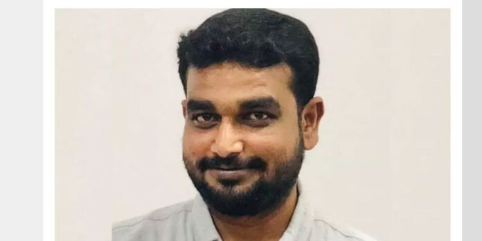 ക്രിക്കറ്റ് കളിക്കിടയിൽ യുവാവ് കുഴഞ്ഞു വീണ് മരിച്ചു ക്രിക്കറ്റ് കളിക്കിടയിൽ യുവാവ് കുഴഞ്ഞു വീണ് മരിച്ചു