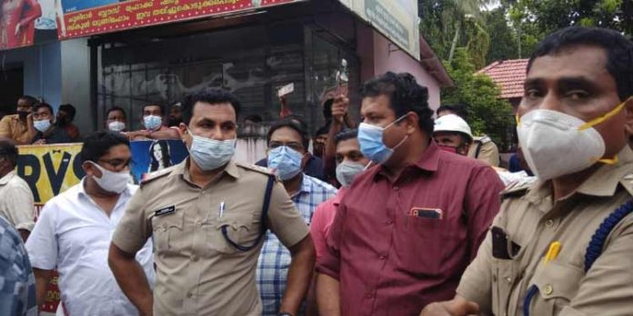 കോന്നിയിലെ തീപിടുത്തത്തില് ദുരൂഹത ; അന്വേഷണം ആവശ്യപ്പെട്ട് ബിജെപി കോന്നിയിലെ തീപിടുത്തത്തില് ദുരൂഹത ; അന്വേഷണം ആവശ്യപ്പെട്ട് ബിജെപി