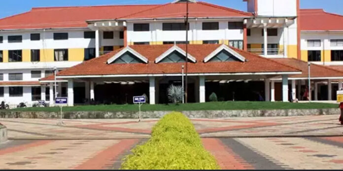 കാലിക്കറ്റിലെ ബിരുദ പ്രവേശനം : ആശങ്ക അകലുന്നില്ല കാലിക്കറ്റിലെ ബിരുദ പ്രവേശനം : ആശങ്ക അകലുന്നില്ല
