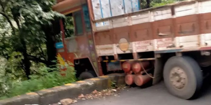 വയനാട് ചുരത്തിൽ ലോറി അപകടം ; ഗതാഗതം മുടങ്ങി വയനാട് ചുരത്തിൽ ലോറി അപകടം ; ഗതാഗതം മുടങ്ങി