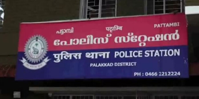 ജനം നിധി തട്ടിപ്പ് : നിക്ഷേപകർ പട്ടാമ്പി പോലീസ് സ്റ്റേഷനിലെത്തി ജനം നിധി തട്ടിപ്പ് : നിക്ഷേപകർ പട്ടാമ്പി പോലീസ് സ്റ്റേഷനിലെത്തി
