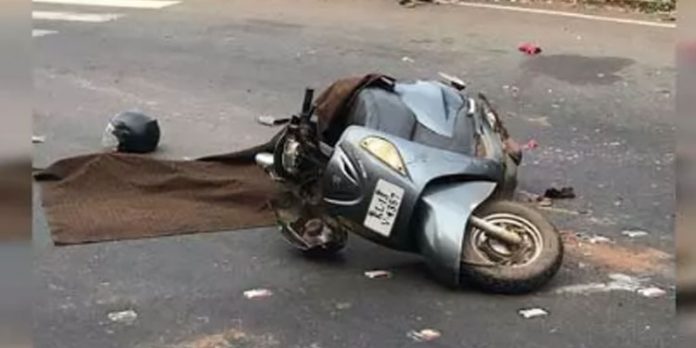 സിഗ്നലിൽ നിർത്തിയിട്ടിരുന്ന ലോറികൾക്കിടയിൽ കുടുങ്ങി സ്കൂട്ടർ യാത്രക്കാരന് ദാരുണാന്ത്യം സിഗ്നലിൽ നിർത്തിയിട്ടിരുന്ന ലോറികൾക്കിടയിൽ കുടുങ്ങി സ്കൂട്ടർ യാത്രക്കാരന് ദാരുണാന്ത്യം