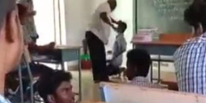 തമിഴ്നാട്ടില് വിദ്യാര്ത്ഥിയെ അധ്യാപകന് ക്രൂരമായി മര്ദ്ദിക്കുന്ന ദൃശ്യങ്ങള് പുറത്ത് തമിഴ്നാട്ടില് വിദ്യാര്ത്ഥിയെ അധ്യാപകന് ക്രൂരമായി മര്ദ്ദിക്കുന്ന ദൃശ്യങ്ങള് പുറത്ത്