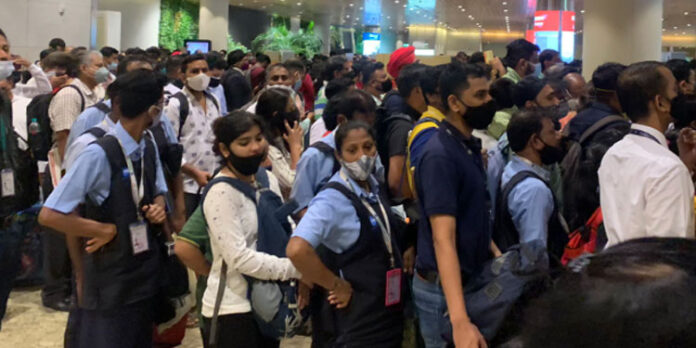 മുംബൈ വിമാനത്താവളത്തിൽ വൻതിരക്ക് : വിമാനങ്ങൾ മണിക്കൂർ വരെ വൈകി മുംബൈ വിമാനത്താവളത്തിൽ വൻതിരക്ക് : വിമാനങ്ങൾ മണിക്കൂർ വരെ വൈകി