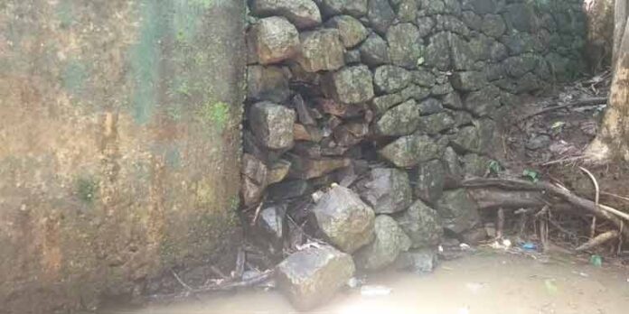 പേരുവാലി കലുങ്കിൻ്റെ സംരക്ഷണ ഭിത്തി ഇടിഞ്ഞത് അപകട ഭീഷണിയാകുന്നു പേരുവാലി കലുങ്കിൻ്റെ സംരക്ഷണ ഭിത്തി ഇടിഞ്ഞത് അപകട ഭീഷണിയാകുന്നു