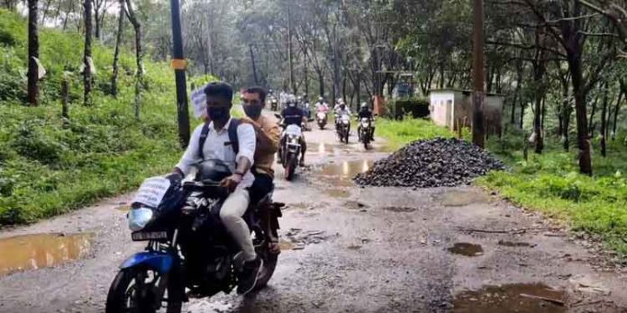 തേക്കുതോട് പ്ലാന്റേഷന് റോഡിന്റെ ശോചനീയാവസ്ഥ അടിയന്തിരമായി പരിഹരിക്കണം ; പ്രതിഷേധവുമായി യുവാക്കള് തേക്കുതോട് പ്ലാന്റേഷന് റോഡിന്റെ ശോചനീയാവസ്ഥ അടിയന്തിരമായി പരിഹരിക്കണം ; പ്രതിഷേധവുമായി യുവാക്കള്