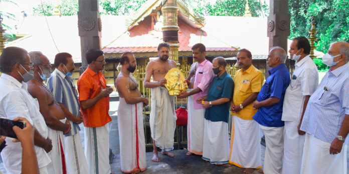 നവരാത്രിമഹോത്സവം ; തോട്ടമൺകാവിൽ കുങ്കുമാഭിഷേകവും സ്വർണ്ണതിരുമുഖ സമർപ്പണവും നടന്നു നവരാത്രിമഹോത്സവം ; തോട്ടമൺകാവിൽ കുങ്കുമാഭിഷേകവും സ്വർണ്ണതിരുമുഖ സമർപ്പണവും നടന്നു