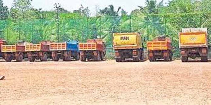 ചെങ്ങന്നൂരില് വ്യാപക മണ്ണ് കടത്ത് ; പോലീസും റവന്യു അധികാരികളും കെ – റയില് കല്ലുമായി നാട്ടുകാരുടെ ഭവനങ്ങളില് ചെങ്ങന്നൂരില് വ്യാപക മണ്ണ് കടത്ത് ; പോലീസും റവന്യു അധികാരികളും കെ – റയില് കല്ലുമായി നാട്ടുകാരുടെ ഭവനങ്ങളില്