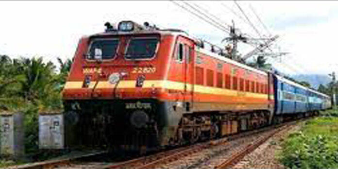 ശുചിമുറിയെന്ന് കരുതി ട്രെയിനിന്റെ വാതിൽ തുറന്നു ; പത്തുവയസുകാരൻ വീണു മരിച്ചു ശുചിമുറിയെന്ന് കരുതി ട്രെയിനിന്റെ വാതിൽ തുറന്നു ; പത്തുവയസുകാരൻ വീണു മരിച്ചു