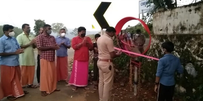 വാട്ട്സ് ആപ്പ്കൂട്ടായ്മ സ്ഥാപിച്ച ട്രാഫിക് മിററുകൾ മലയാലപ്പുഴ സി.ഐ . കെ.എസ്. വിജയൻ ഉദ്ഘാടനം ചെയ്തു വാട്ട്സ് ആപ്പ്കൂട്ടായ്മ സ്ഥാപിച്ച ട്രാഫിക് മിററുകൾ മലയാലപ്പുഴ സി.ഐ . കെ.എസ്. വിജയൻ ഉദ്ഘാടനം ചെയ്തു