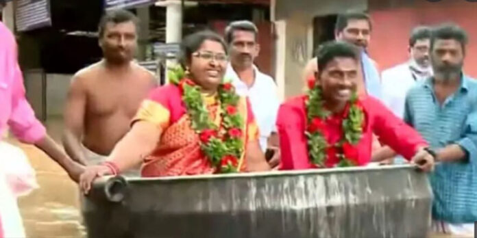 കല്യാണ മണ്ഡപത്തില് മുട്ടൊപ്പം വെള്ളം : വധൂവരന്മാരെത്തിയത് ചെമ്പില് കല്യാണ മണ്ഡപത്തില് മുട്ടൊപ്പം വെള്ളം : വധൂവരന്മാരെത്തിയത് ചെമ്പില്