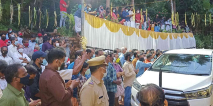 ഗവർണർ ആരിഫ് മുഹമ്മദ്ഖാനെ കാണാന് തുറയൂരില് എത്തിയത് വന്ജനാവലി ഗവർണർ ആരിഫ് മുഹമ്മദ്ഖാനെ കാണാന് തുറയൂരില് എത്തിയത് വന്ജനാവലി