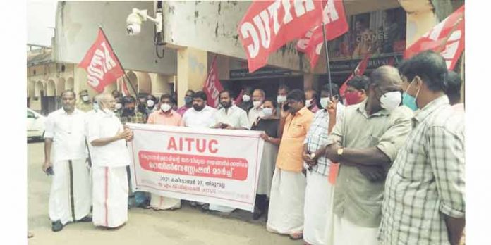 എ.ഐ.ടി.യു.സി നേതൃത്വത്തിൽ തിരുവല്ല റെയിൽവേ സ്റ്റേഷനിലേക്ക് മാർച്ച് എ.ഐ.ടി.യു.സി നേതൃത്വത്തിൽ തിരുവല്ല റെയിൽവേ സ്റ്റേഷനിലേക്ക് മാർച്ച്