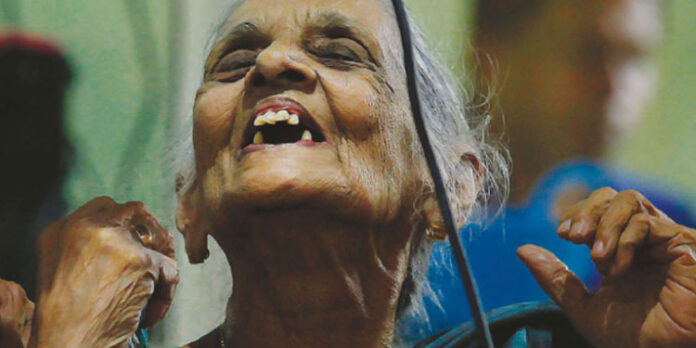 വിളക്കാണു വീടിന് അഭിമാനമാണ് ഇവര്.! ഇന്ന് ലോക വയോജന ദിനം വിളക്കാണു വീടിന് അഭിമാനമാണ് ഇവര്.! ഇന്ന് ലോക വയോജന ദിനം