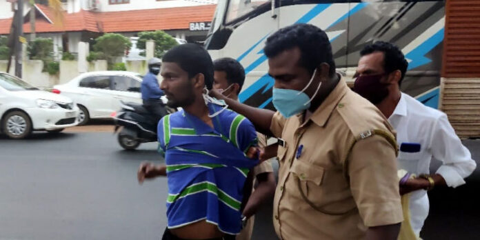 ദൃശ്യ വധക്കേസ് പ്രതി പയ്യോളിയിൽ നിന്ന് രക്ഷപ്പെടാന് ശ്രമം ; സ്കൂട്ടര് തട്ടിയെടുക്കുന്നതിനിടെ കീഴ്പ്പെടുത്തി പോലീസിന് കൈമാറി നാട്ടുകാര് ദൃശ്യ വധക്കേസ് പ്രതി പയ്യോളിയിൽ നിന്ന് രക്ഷപ്പെടാന് ശ്രമം ; സ്കൂട്ടര് തട്ടിയെടുക്കുന്നതിനിടെ കീഴ്പ്പെടുത്തി പോലീസിന് കൈമാറി നാട്ടുകാര്