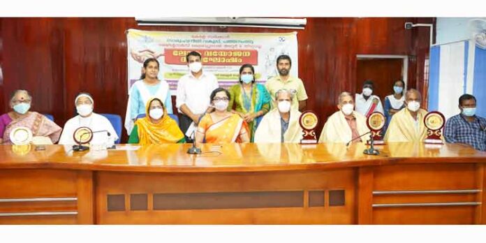 ലോക വയോജന ദിനം : മുതിര്ന്ന പൗരന്മാരെ ജില്ലാ കളകടര് ആദരിച്ചു ലോക വയോജന ദിനം : മുതിര്ന്ന പൗരന്മാരെ ജില്ലാ കളകടര് ആദരിച്ചു