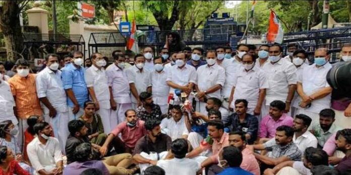 പ്രിയങ്ക ഗാന്ധിയുടെ അറസ്റ്റ് ജനാധിപത്യവിരുദ്ധം – പ്രതിപക്ഷ നേതാവ് ; രാജ്ഭവന് മുന്നില് പ്രതിഷേധം പ്രിയങ്ക ഗാന്ധിയുടെ അറസ്റ്റ് ജനാധിപത്യവിരുദ്ധം – പ്രതിപക്ഷ നേതാവ് ; രാജ്ഭവന് മുന്നില് പ്രതിഷേധം