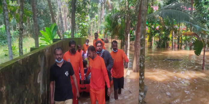 വെള്ളം കയറി വീടുകളിൽ കുടുങ്ങിയ ഗർഭിണിയടക്കമുള്ളവരെ അഗ്നി ശമന സേനയെത്തി രക്ഷിച്ചു വെള്ളം കയറി വീടുകളിൽ കുടുങ്ങിയ ഗർഭിണിയടക്കമുള്ളവരെ അഗ്നി ശമന സേനയെത്തി രക്ഷിച്ചു