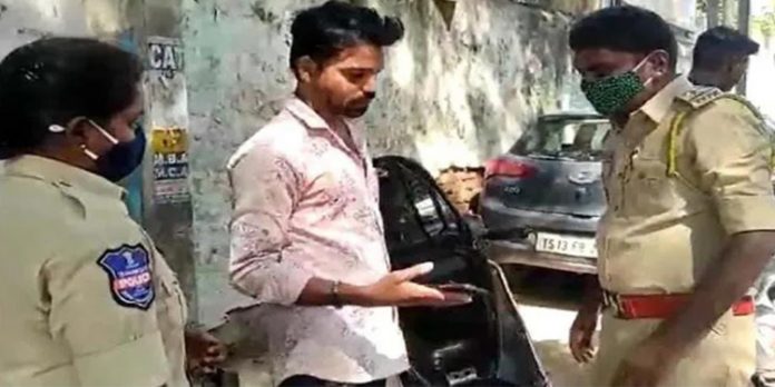 യാത്രക്കാരെ തടഞ്ഞ് വാട്സാപ്പ് പരിശോധന ; ഹൈദരാബാദ് പോലീസ് നടപടി വിവാദത്തില് യാത്രക്കാരെ തടഞ്ഞ് വാട്സാപ്പ് പരിശോധന ; ഹൈദരാബാദ് പോലീസ് നടപടി വിവാദത്തില്