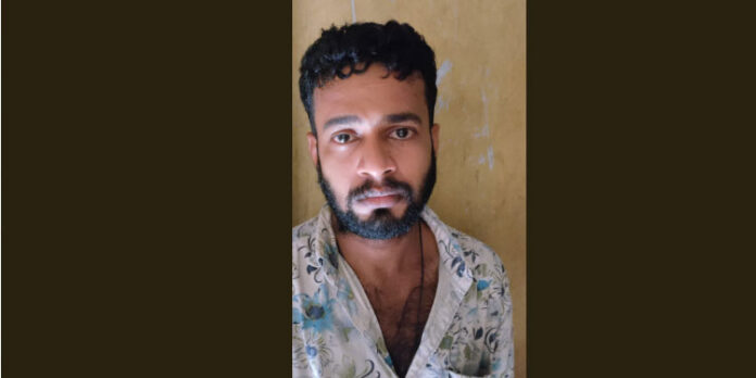 ബസ്സില് പെണ്കുട്ടിയ്ക്ക് നേരെ പീഡനശ്രമം : യുവാവ് പോലീസ് പിടിയില് ബസ്സില് പെണ്കുട്ടിയ്ക്ക് നേരെ പീഡനശ്രമം : യുവാവ് പോലീസ് പിടിയില്