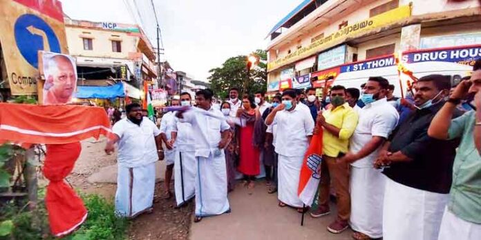 പ്രതീകാത്മകമായി ചാട്ടയടി പ്രതിഷേധവും പ്രകടനവും നടത്തി യൂത്ത് കോണ്ഗ്രസ് റാന്നി നിയോജകമണ്ഡലം കമ്മറ്റി പ്രതീകാത്മകമായി ചാട്ടയടി പ്രതിഷേധവും പ്രകടനവും നടത്തി യൂത്ത് കോണ്ഗ്രസ് റാന്നി നിയോജകമണ്ഡലം കമ്മറ്റി