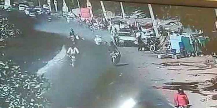 അമിത വേഗത്തിലെത്തിയ ആഡംബര കാര് ചേരിയിലേയ്ക്ക് ഇടിച്ച് കയറി ഒരു മരണം 9 പേര്ക്ക് ഗുരുതര പരിക്ക് അമിത വേഗത്തിലെത്തിയ ആഡംബര കാര് ചേരിയിലേയ്ക്ക് ഇടിച്ച് കയറി ഒരു മരണം 9 പേര്ക്ക് ഗുരുതര പരിക്ക്