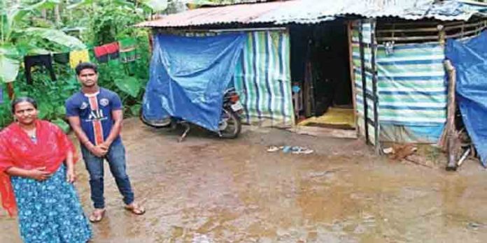 ‘പട്ടിക ജാതിക്കാരെ ഇവിടെ വീട് വെയ്ക്കാന് അനുവദിക്കില്ല’ ; സമീപവാസികളുടെ ദുര്വാശികാരണം ദുരിതത്തിലായി ഒരു കുടുംബം ‘പട്ടിക ജാതിക്കാരെ ഇവിടെ വീട് വെയ്ക്കാന് അനുവദിക്കില്ല’ ; സമീപവാസികളുടെ ദുര്വാശികാരണം ദുരിതത്തിലായി ഒരു കുടുംബം