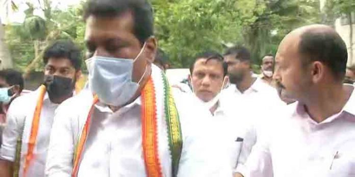 കാര് ആക്രമിച്ച കേസ് ; കോണ്ഗ്രസ് നേതാക്കള്ക്ക് ഉപാധികളോടെ ജാമ്യം കാര് ആക്രമിച്ച കേസ് ; കോണ്ഗ്രസ് നേതാക്കള്ക്ക് ഉപാധികളോടെ ജാമ്യം