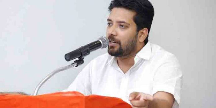 യൂത്ത് കോണ്ഗ്രസ് നടത്തുന്ന മാര്ച്ചുകളെ വിമര്ശിച്ച മുഖ്യമന്ത്രിക്ക് മറുപടിയുമായി ഷാഫി പറമ്പില് യൂത്ത് കോണ്ഗ്രസ് നടത്തുന്ന മാര്ച്ചുകളെ വിമര്ശിച്ച മുഖ്യമന്ത്രിക്ക് മറുപടിയുമായി ഷാഫി പറമ്പില്