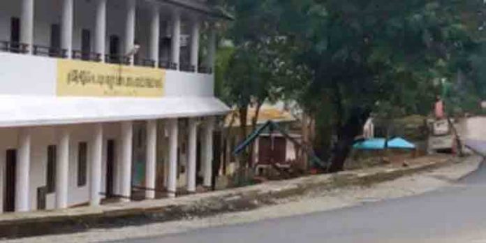 ഉന്നത നിലവാരത്തിലുള്ള റോഡ് നിര്മ്മാണം ; വൈക്കം യുപി സ്കൂളിനെ തെരുവിലിറക്കി ഉന്നത നിലവാരത്തിലുള്ള റോഡ് നിര്മ്മാണം ; വൈക്കം യുപി സ്കൂളിനെ തെരുവിലിറക്കി