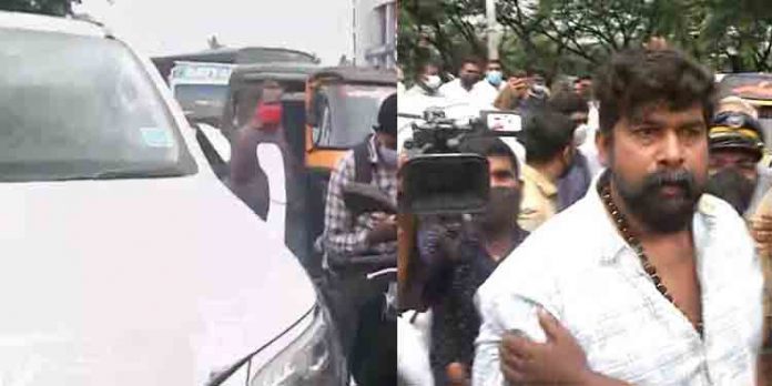 കൊച്ചിയില് ഗതാഗതം തടഞ്ഞ് കോണ്ഗ്രസ് സമരം ; രോക്ഷവുമായി സിനിമാ താരം ജോജു കൊച്ചിയില് ഗതാഗതം തടഞ്ഞ് കോണ്ഗ്രസ് സമരം ; രോക്ഷവുമായി സിനിമാ താരം ജോജു