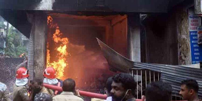 കോന്നിയിലെ പെയിന്റ് ഗോഡൗണിലുണ്ടായ അഗ്നിബാധ ; അന്വേഷണം ആവശ്യപ്പെട്ട് വ്യാപാരി വ്യവസായി ഏകോപന സമിതി കോന്നിയിലെ പെയിന്റ് ഗോഡൗണിലുണ്ടായ അഗ്നിബാധ ; അന്വേഷണം ആവശ്യപ്പെട്ട് വ്യാപാരി വ്യവസായി ഏകോപന സമിതി