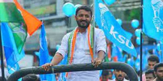 ‘അവകാശങ്ങൾ ഒരു തമ്പുരാനും തളികയിൽ വെച്ച് തന്നതല്ല’ ; ജോജുവിനെതിരെ രാഹുൽമാങ്കൂട്ടത്തിൽ ‘അവകാശങ്ങൾ ഒരു തമ്പുരാനും തളികയിൽ വെച്ച് തന്നതല്ല’ ; ജോജുവിനെതിരെ രാഹുൽമാങ്കൂട്ടത്തിൽ