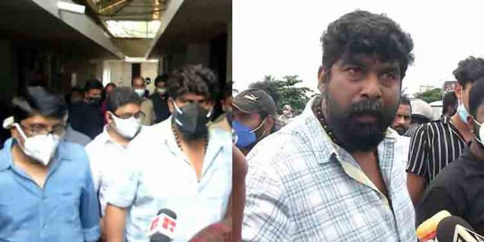 ജോജുവിനെ തെരുവ് ഗുണ്ടയെന്ന് വിളിച്ചത് പ്രതിഷേധാര്ഹo : ബി ഉണ്ണികൃഷ്ണന് ജോജുവിനെ തെരുവ് ഗുണ്ടയെന്ന് വിളിച്ചത് പ്രതിഷേധാര്ഹo : ബി ഉണ്ണികൃഷ്ണന്