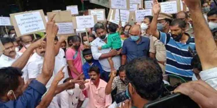 കാട്ടുപന്നിയുടെ ആക്രമണത്തില് മരിച്ചയാളുടെ മൃതദേഹവുമായി പ്രതിഷേധം കാട്ടുപന്നിയുടെ ആക്രമണത്തില് മരിച്ചയാളുടെ മൃതദേഹവുമായി പ്രതിഷേധം