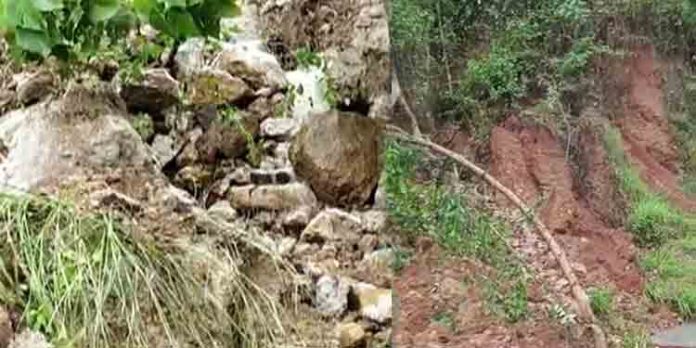 ആനാവൂരിന് സമീപം ശാസ്താംപാറയില് മണ്ണിടിച്ചില് ആനാവൂരിന് സമീപം ശാസ്താംപാറയില് മണ്ണിടിച്ചില്