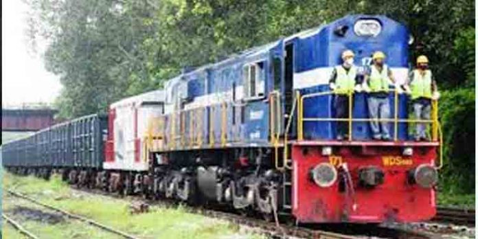 കോവിഡ് ഭീഷണി ഒഴിയുന്നു ; രാജ്യത്തെ ട്രെയിന് സര്വീസുകള് സാധാരണ നിലയിലാവും കോവിഡ് ഭീഷണി ഒഴിയുന്നു ; രാജ്യത്തെ ട്രെയിന് സര്വീസുകള് സാധാരണ നിലയിലാവും