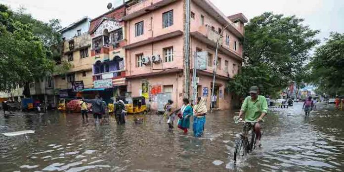 സംസ്ഥാനത്ത് ഇന്നും തീവ്ര മഴ – തലസ്ഥാനം വെള്ളത്തില് ; നെയ്യാറില് സ്ത്രീയുടെ മൃതദേഹം സംസ്ഥാനത്ത് ഇന്നും തീവ്ര മഴ – തലസ്ഥാനം വെള്ളത്തില് ; നെയ്യാറില് സ്ത്രീയുടെ മൃതദേഹം